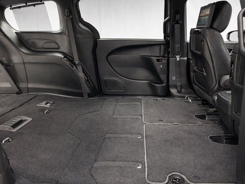 Used 2023 Chrysler Pacifica Touring-L w/ Uconnect Theater Family Group image 17