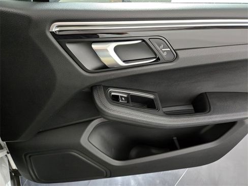 Used 2021 Porsche Macan image 25