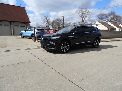 Used 2022 Buick Enclave Essence w/ Experience Buick Package FWD image 5