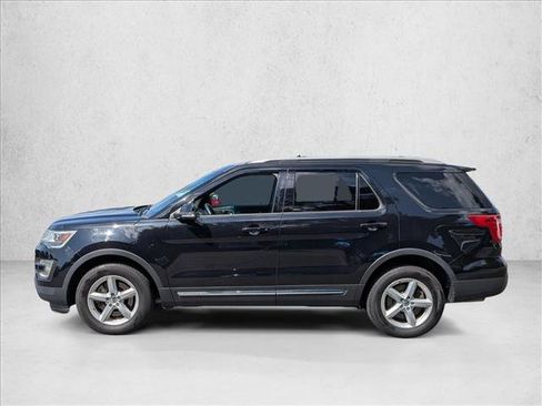 Used 2017 Ford Explorer XLT w/ Equipment Group 201A AWD/4WD image 9