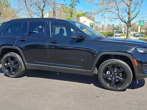 Used 2023 Jeep Grand Cherokee Altitude AWD/4WD image 4