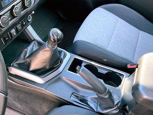 Used 2022 Toyota Tacoma TRD Sport w/ Technology Package image 17