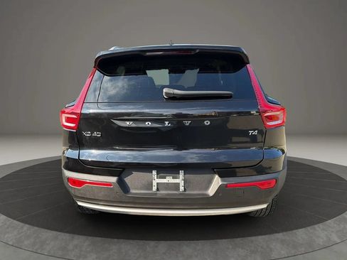 Used 2022 Volvo XC40 T4 Momentum FWD image 6