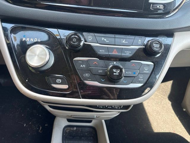 Used 2022 Chrysler Pacifica Touring-L FWD image 25