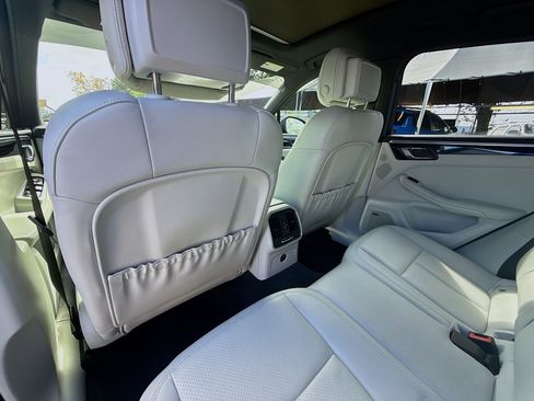 Used 2022 Porsche Macan w/ Premium Package Plus image 25