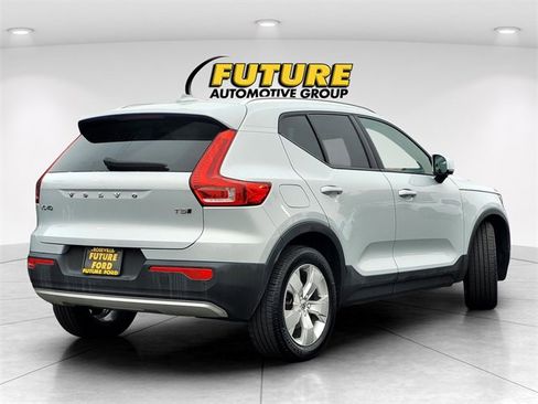 Used 2021 Volvo XC40 T5 Momentum image 4