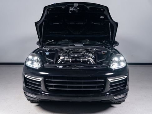 Used 2016 Porsche Cayenne Turbo AWD/4WD image 32