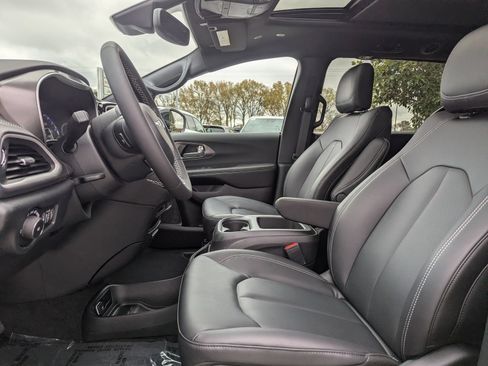 New 2026 Chrysler Pacifica Select FWD image 11