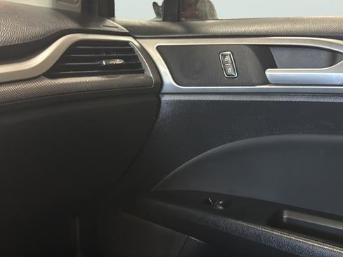 Used 2017 Ford Fusion SE FWD image 13
