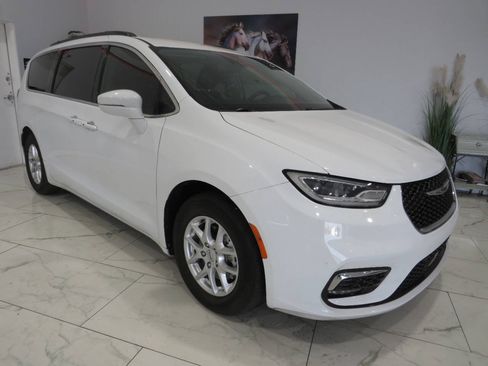 Used 2022 Chrysler Pacifica Touring-L FWD image 1