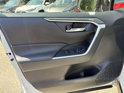 Used 2022 Toyota RAV4 SE image 12
