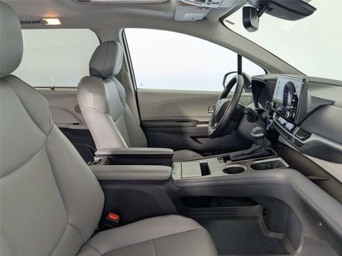 Used 2024 Toyota Sienna XLE FWD image 27