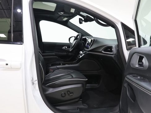 Used 2025 Chrysler Pacifica Limited FWD image 38