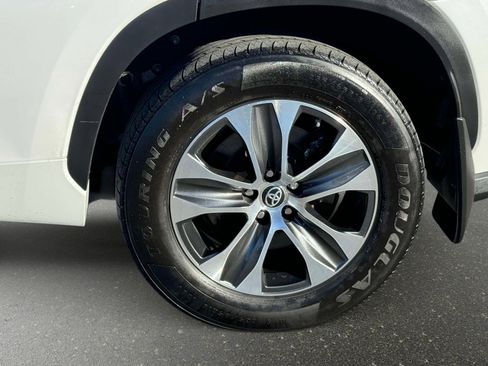 Used 2023 Toyota Highlander XLE image 8