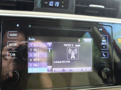 Used 2019 Toyota Corolla LE FWD image 15