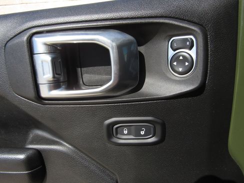 Used 2024 Jeep Wrangler Unlimited Rubicon w/ Technology Group image 23