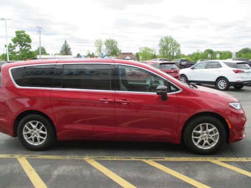 Used 2025 Chrysler Pacifica Select FWD image 6