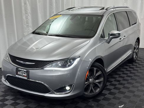 Used 2017 Chrysler Pacifica Limited image 2
