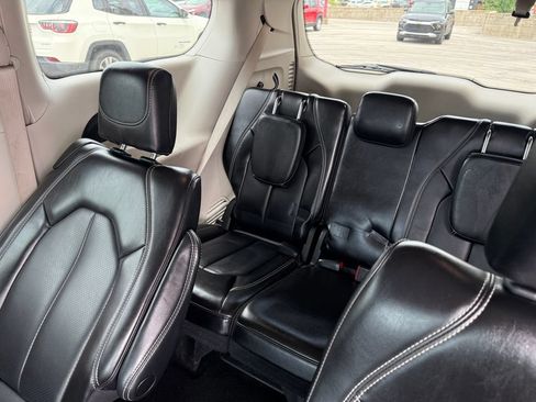 Used 2023 Chrysler Pacifica Touring-L FWD image 27