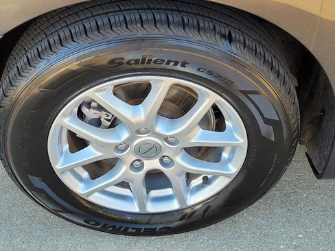 Used 2023 Chrysler Pacifica Touring-L image 6