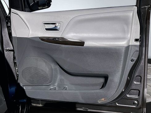 Used 2019 Toyota Sienna XLE image 24