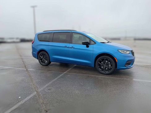 New 2026 Chrysler Pacifica Select image 15