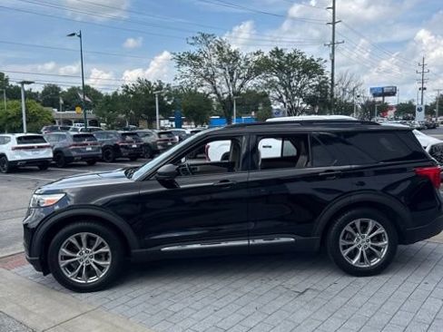 Used 2021 Ford Explorer XLT w/ Equipment Group 202A RWD image 11