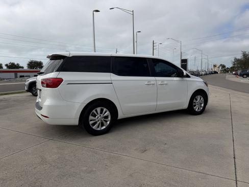 Used 2016 Kia Sedona L image 4