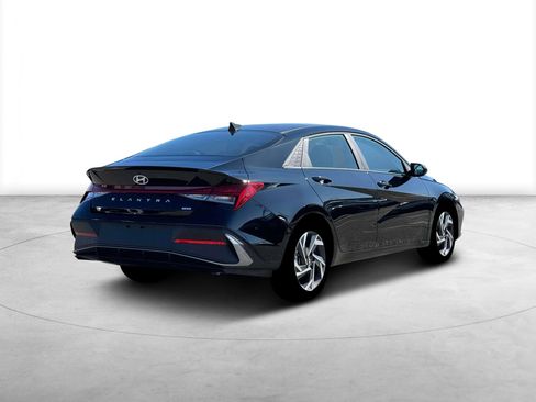 New 2025 Hyundai Elantra SEL image 7