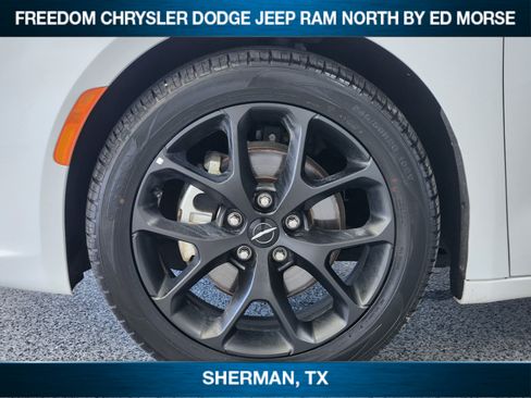 Used 2025 Chrysler Pacifica Limited FWD image 7