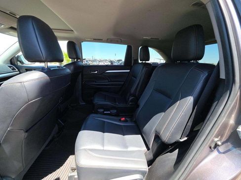 Used 2019 Toyota Highlander XLE AWD/4WD image 9