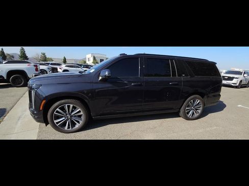 Used 2025 Cadillac Escalade ESV Sport w/ Touring Package AWD/4WD image 9
