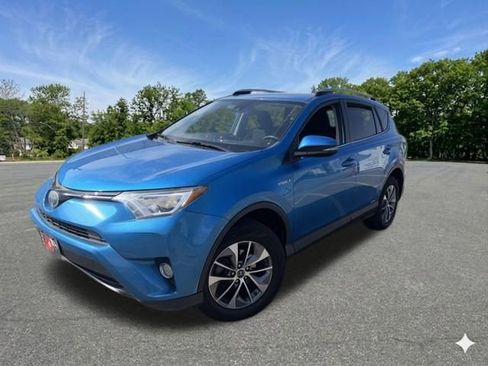 Used 2018 Toyota RAV4 XLE image 4