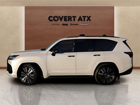Used 2025 Lexus LX 700h Luxury image 2
