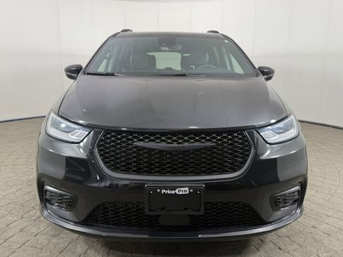 Used 2023 Chrysler Pacifica Limited w/ Uconnect Theater Family Group AWD/4WD image 2