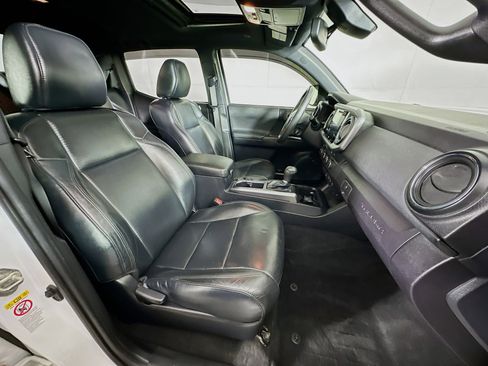 Used 2019 Toyota Tacoma TRD Sport image 31