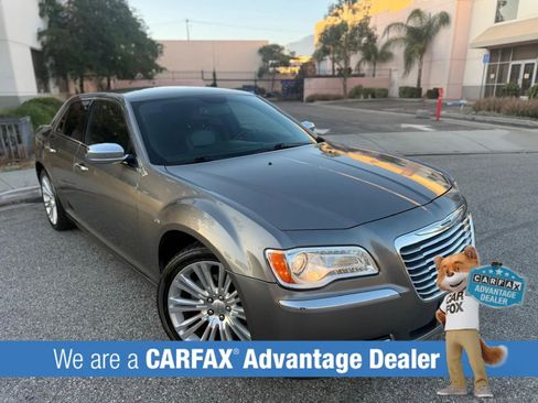 Used 2011 Chrysler 300 Limited RWD image 2