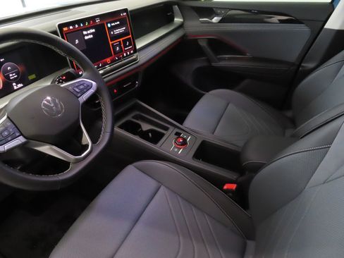 New 2025 Volkswagen Tiguan SE FWD image 19