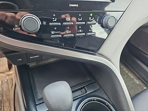 Used 2020 Toyota Camry LE image 19