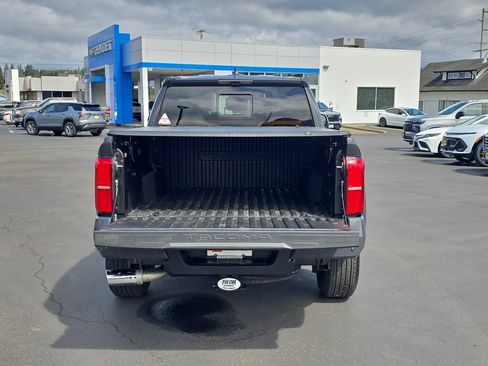 Used 2024 Toyota Tacoma Limited w/ Limited Package (LT) image 9