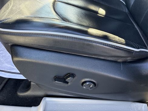 Used 2022 Chrysler Pacifica Limited w/ Uconnect Theater Family Group image 12