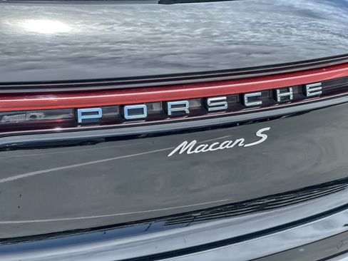 Certified 2024 Porsche Macan S AWD/4WD image 27