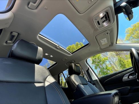 Used 2021 Chevrolet Traverse Premier w/ Redline Edition FWD image 22