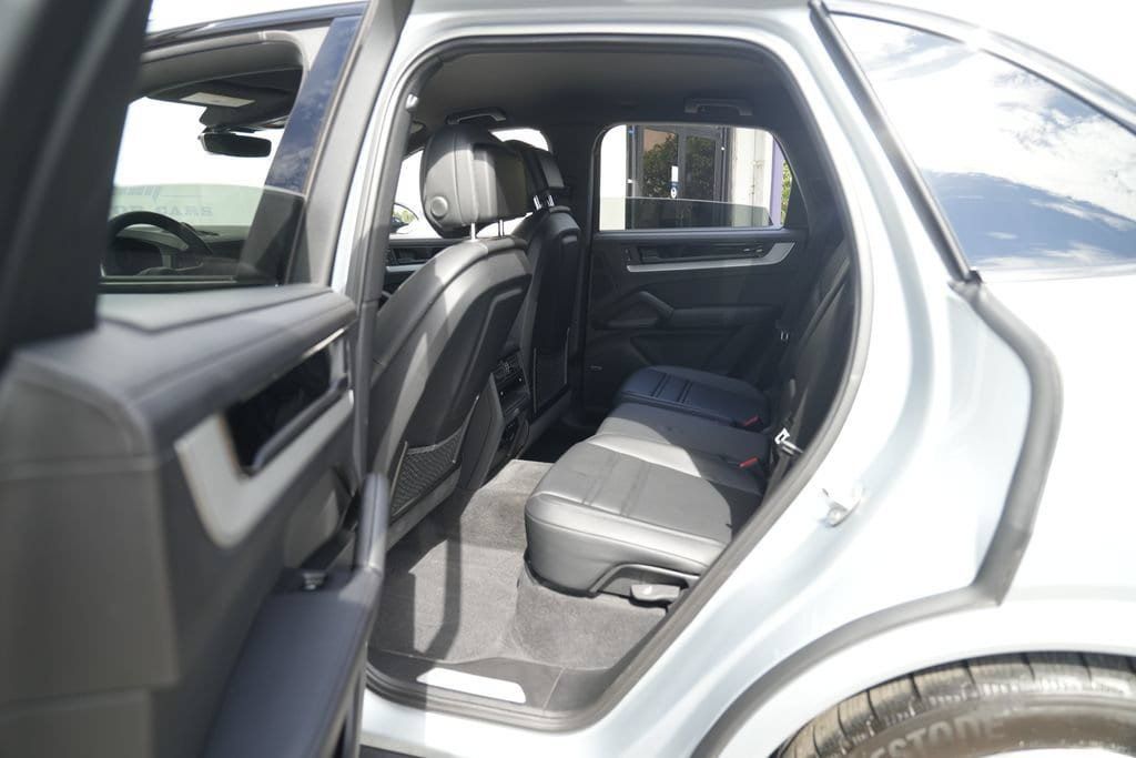 Used 2024 Porsche Cayenne S w/ Sport Chrono Package AWD/4WD image 26