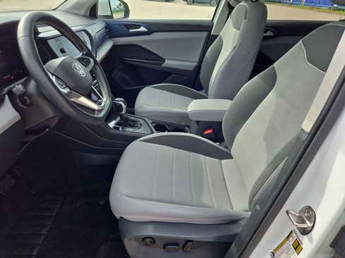 Used 2023 Volkswagen Taos SE w/ Panoramic Sunroof Package FWD image 16