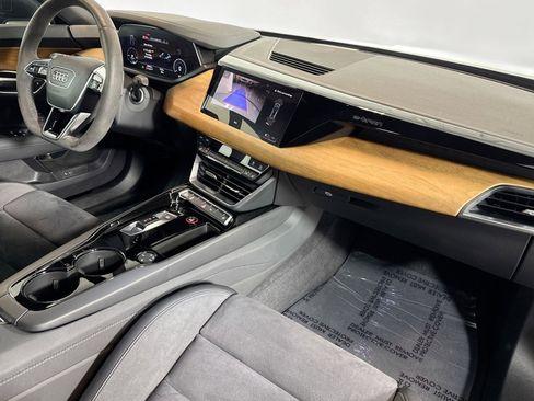 Used 2023 Audi e-tron GT Premium Plus image 27