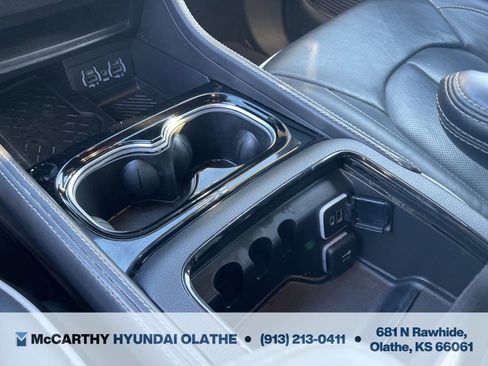Used 2025 Chrysler Pacifica Limited FWD image 33