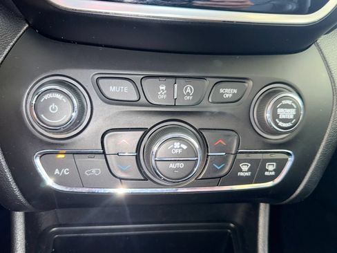 Used 2020 Jeep Cherokee Limited FWD image 17