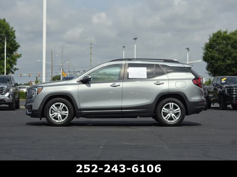 Used 2024 GMC Terrain SLE w/ Driver Convenience Package FWD image 4
