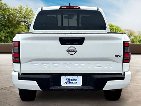 Used 2022 Nissan Frontier SV image 2